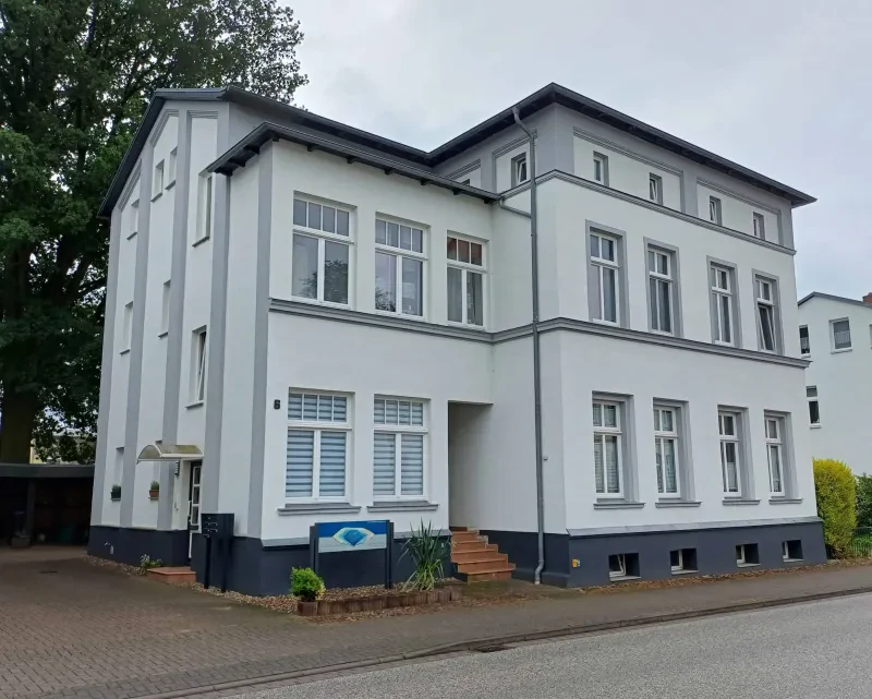 Ein weißes Haus mit zwei Eingängen.