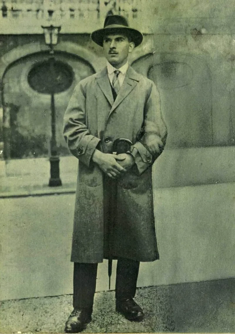 Mathäus Pertler steht mit Regenschirm in der Hand.