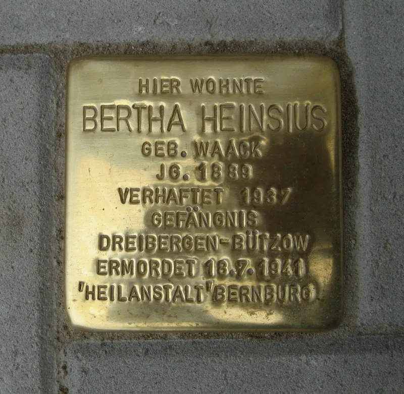 Der Stolperstein für Bertha Heinsius vor ihrem letzten Wohnort in Wismar, Poeler Straße 59.