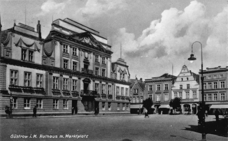 Postkarte vom Güstrower Rathaus, Außenansicht, um 1940.