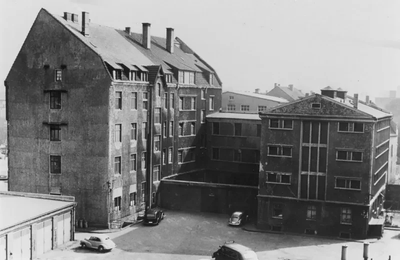 Gebäudekomplex in U-Form als schwarz-weiß-Aufnahme; im Zentrum des U ist deutlich der mit einer hohen Mauer begrenzte Gefängnisinnenhof zu erkennen.