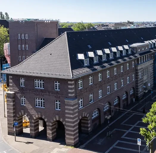 Ein langes dreistöckiges Gebäude.