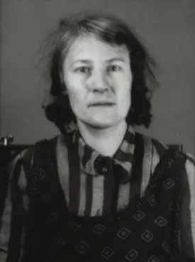 Foto einer Frau in gestreifter Häftlingskleidung