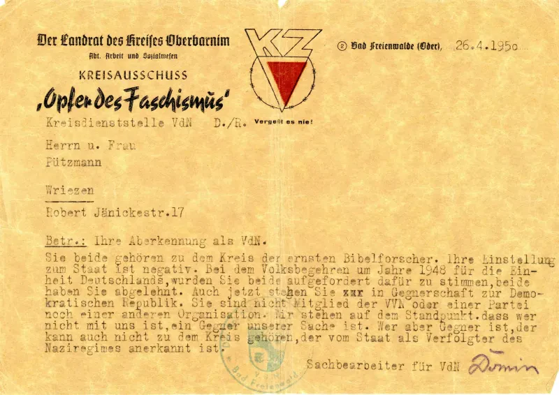 Der Briefkopf zeigt einen mit Stacheldraht umrandeten roten Winkel, über dem die Buchstaben KZ stehen sowie die darunter stehenden Worte "Vergeßt es nie!"