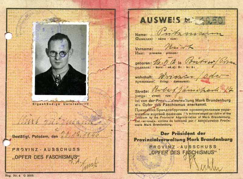Der 1946 ausgestellte und 1950 wieder eingezogene OdF-Ausweis von Kurt Pützmann, mit Passfoto.