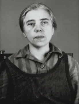 Foto einer Frau in gestreifter Häftlingskleidung