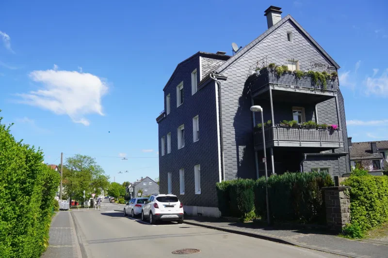 Eine kurze, verkehrsberuhigte Straße mit lockerer neuerer Bebauung.