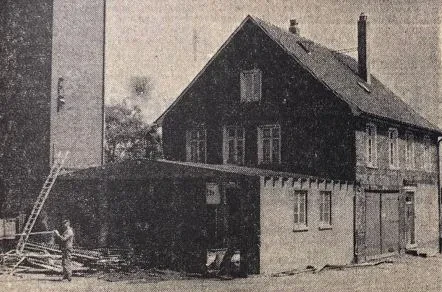 Auf einem alten Zeitungsfoto sieht man ein zweistöckiges Schiefergebäude mit Satteldach. Davor schließt sich ein einstöckiger, flacher Anbau an, aus dem ein Mann Feuerwehrleitern holt. Im Hintergrund steht ein Turm mit einem quadratischen Grundriß.