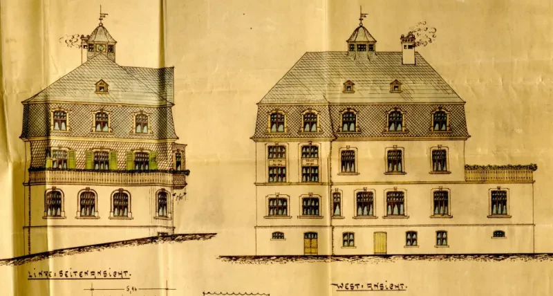 Auf der gezeichneten Linksansicht befinden sich auf drei Stockwerken jeweils drei Fenster. Auf der hinteren Westansicht befinden sich im Untergeschoss zwei weitere Eingangstüren, sowie auf dem Anbau ein Balkon.