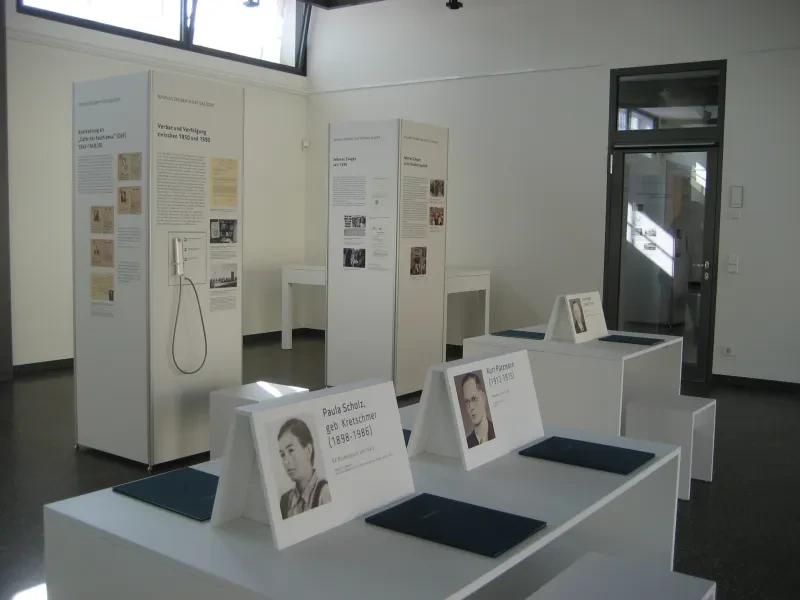 Tafeln und Tische der 2018 eröffneten Wanderausstellung über Jehovas Zeugen im KZ-Ravensbrück und in den Haftanstalten der DDR, hier bei der Eröffnung im April 2018 in der Mahn- und Gedenkstätte.