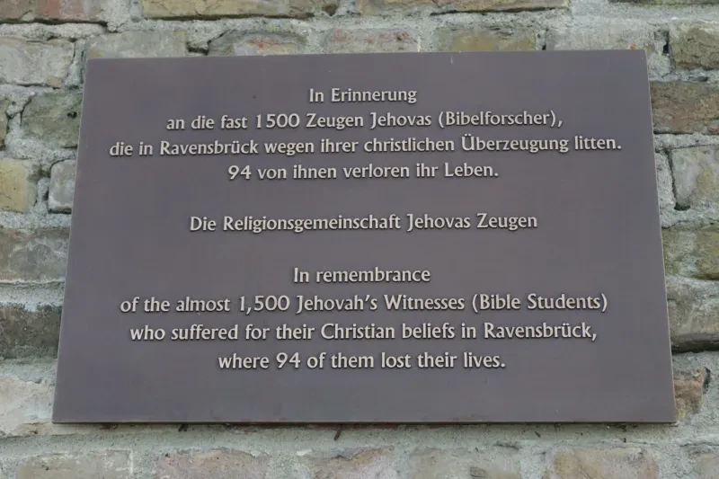 Gedenktafel für Zeugen Jehovas in der Mahn- und Gedenkstätte Ravensbrück.