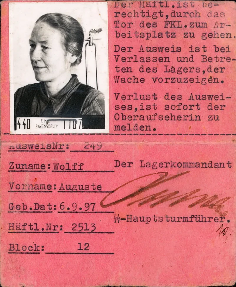 KZ-Ausweis von Auguste Wolf, der sie zum Verlassen des Lagers zum Arbeitsplatz berechtigte.