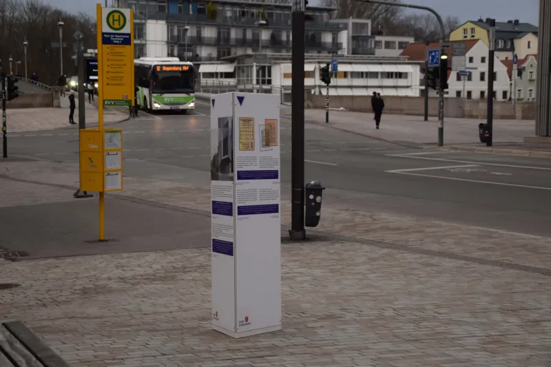 Die Gedenkstele für Zeugen Jehovas am St. Georgenplatz in Regensburg.