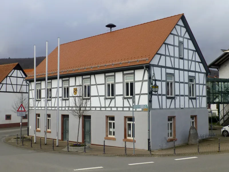 Ein Fachwerkhaus an einer Straße.