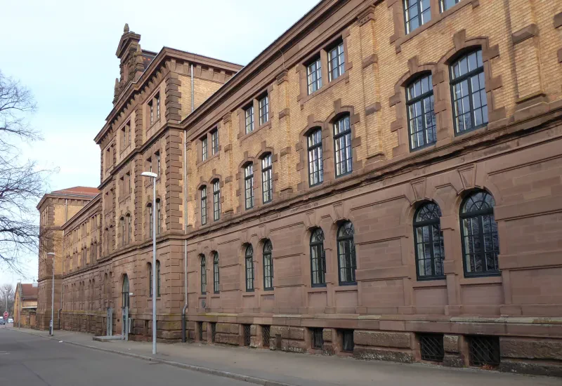 Ein Kasernengebäude hinter einer Straße.