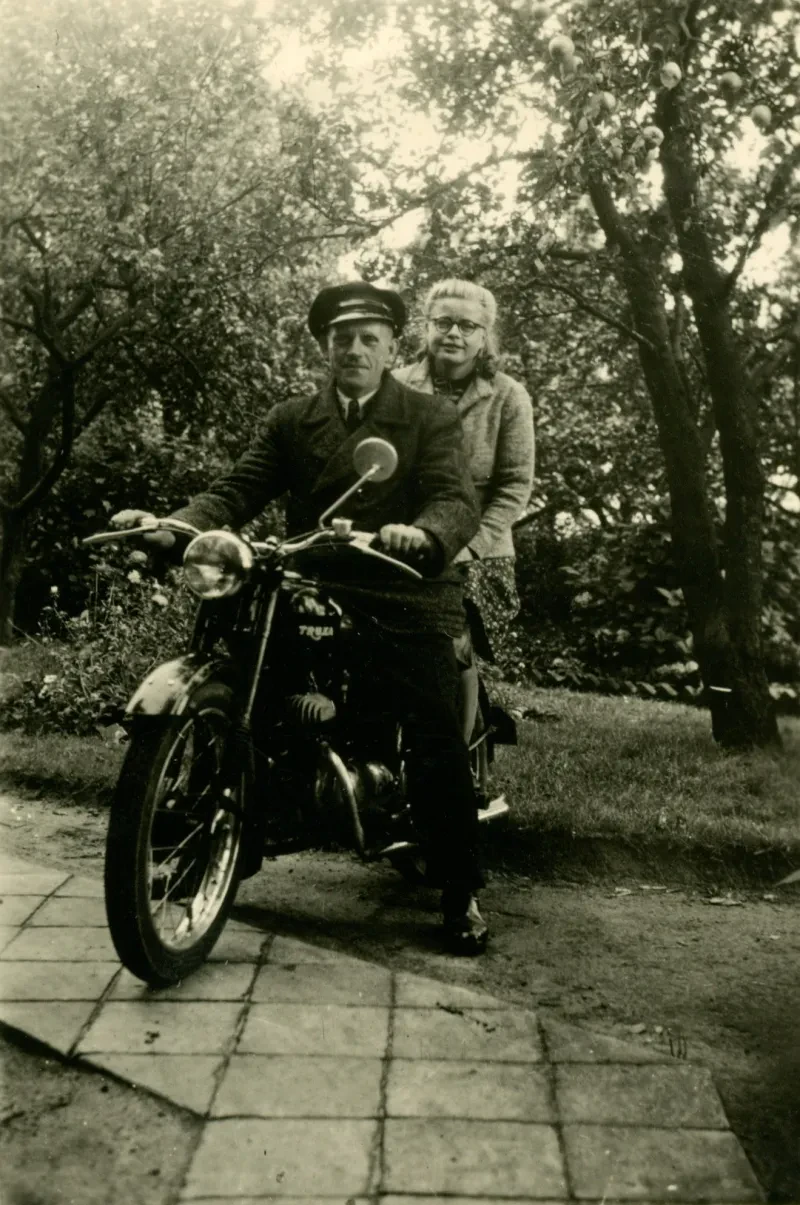Ein Mann und eine Frau auf einem Motorrad.