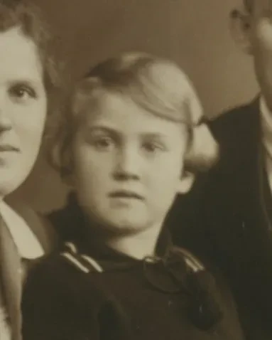 Ausschnitt eines Familienbild, hier Charlotte Roese, um 1927 in Stettin-Odermünde.