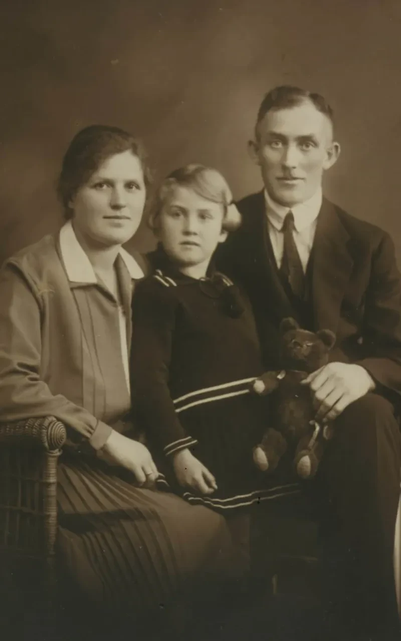Familienbild von Else und Friedrich Roese mit Tochter Charlotte, um 1927 in Stettin-Odermünde.