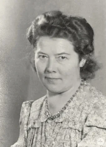 Portrait einer Frau im mittleren Alter mit Halskette.