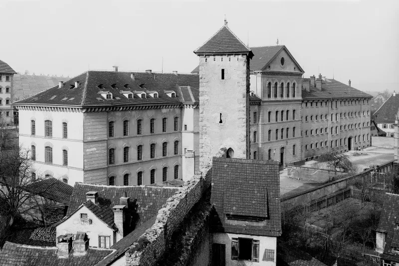 Ein weißer Gefängniskomplex.