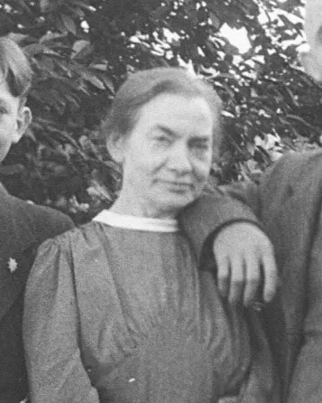 Eine Frau blickt in die Kamera. Bildausschnitt.