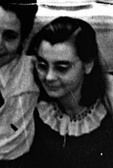 Ein junges Mädchen mit Brille. Bildausschnitt.