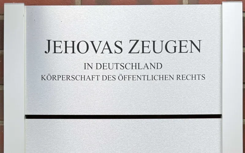 Ein silbernes Schild mit Aufschrift.