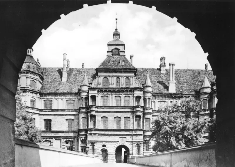 Postkarte mit Blick auf den Eingang des Güstrower Schlosses, 1950er Jahre.