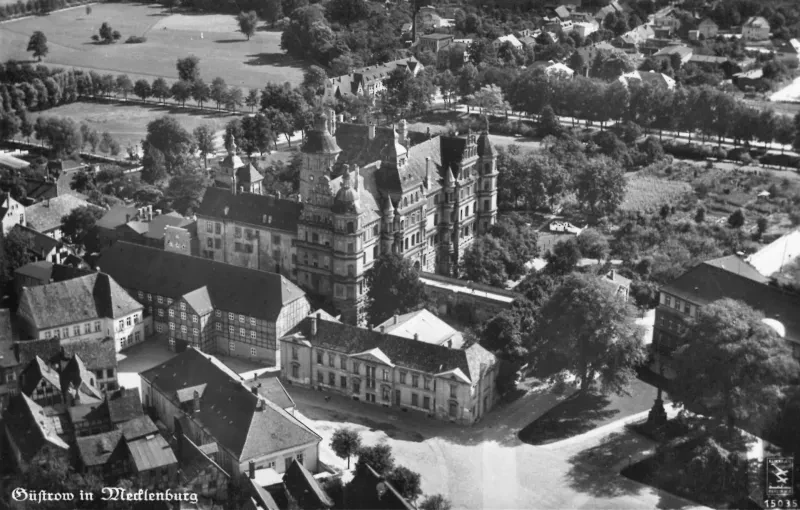 Blick aus der Luft auf Schloss Güstrow. Rechts ist ein Teil des Gerichtsgebäudes zu sehen, um 1937.