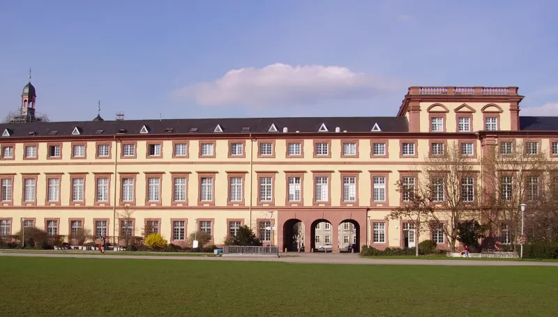 Ein dreistöckiges gelbes Schlossgebäude.
