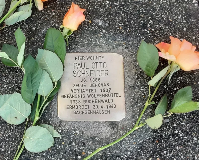 Aufnahme des Stolperstein von Paul Otto Schneider vor dem Wohnhaus am Entenanger 10 in Kassel geschmückt mit 2 Rosen