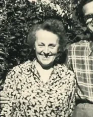 Elly Scholz blickt in die Kamera.