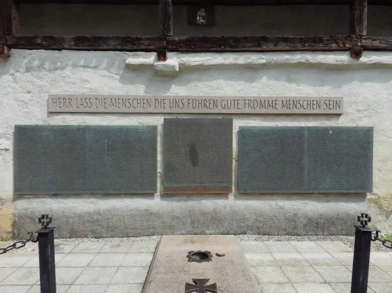 Gesamtansicht des Kriegerdenkmals im Hof des ehemaligen Karmeliterklosters in Schongau, 2021.