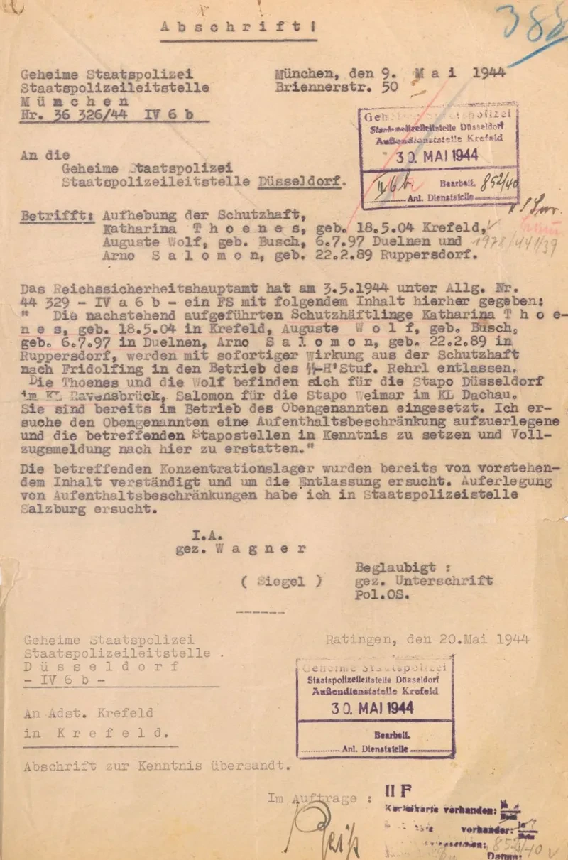 Zu sehen ist ein Dokument aus bräunlichem Papier, mit Schreibmaschine beschrieben, gestempelt von der Staatspolizeileitstelle Düsseldorf, Außenstelle Krefeld. Das Dokument ist ein Schreiben der Gestapo München an die Gestapo Düsseldorf vom 9. Mai 1944 über die Aufhebung der Schutzhaft für Katharina Thoenes, Auguste Wolf und Arno Salomon am 3. Mai 1944, um sie nach Fridolfing in den Betrieb des SS Hauptsturmführers Rehrl zu überführen.