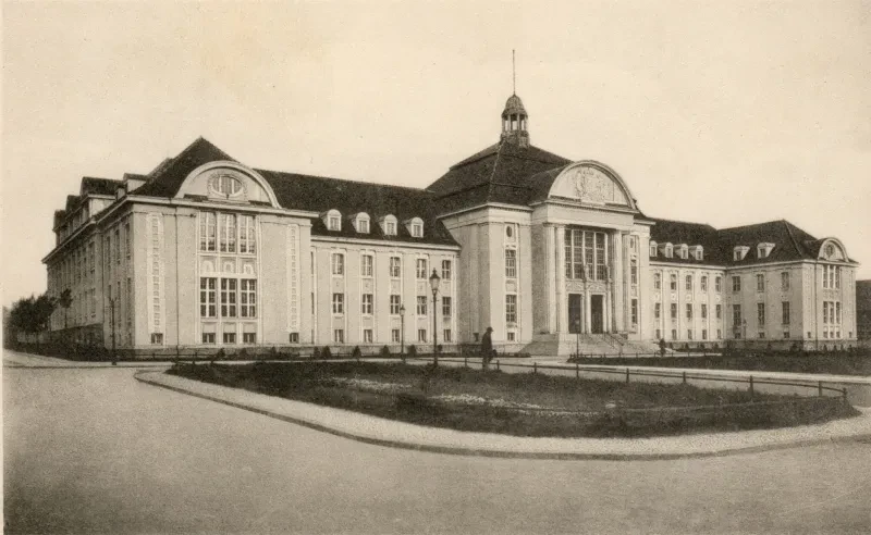 Historische Ansicht des Justizgebäudes am Demmlerplatz in Schwerin.