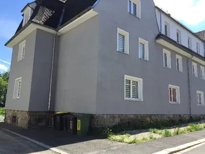 Ein grau angestrichenes Wohnhaus.