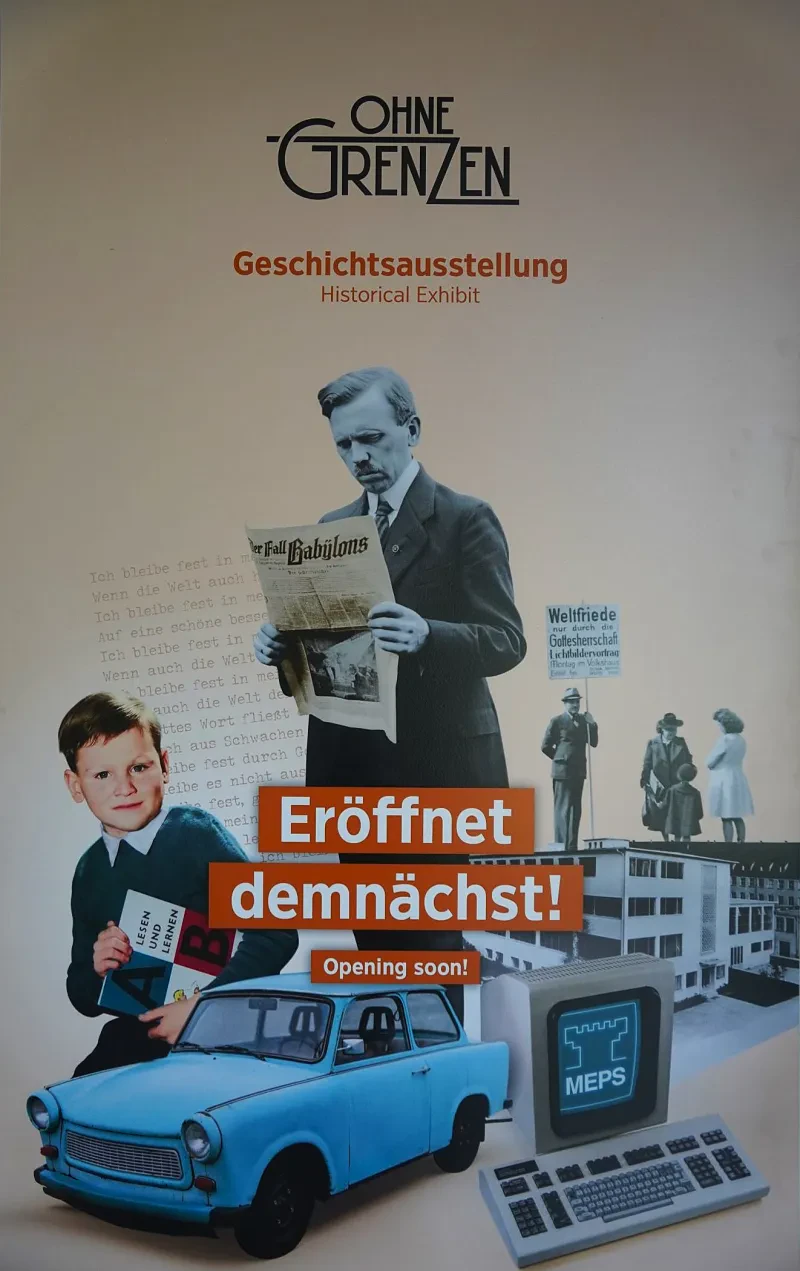 Fotos von einem Mannes, der das Flugblatt „Der Fall Babylons“ liest, den Gebäuden des ehemaligen Zweigbüros Wiesbaden, eines Mepscomputers und eines blauen Trabbis. Darüber der Schriftzug: „Ohne Grenzen - Geschichtsausstellung - Eröffnet demnächst“.