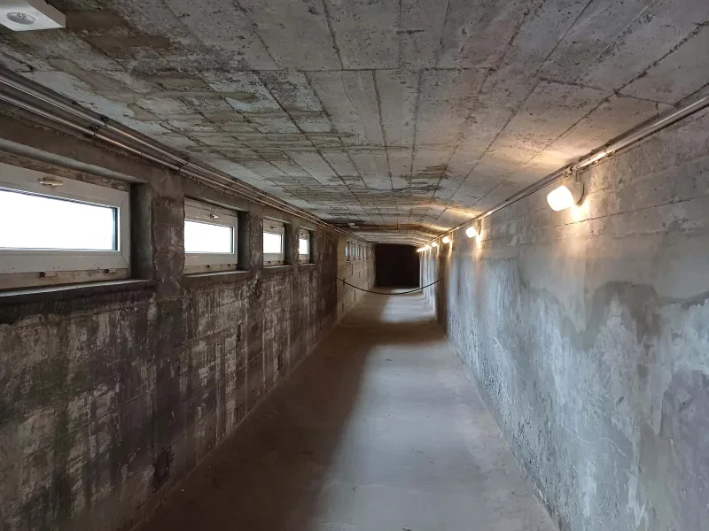 Der "Seufzergang" genannte Verbindungstunnel, der die Arrestzellen in den Untergeschossen des Stadthauses miteinander verband und durch den die Gefangenen zu den Verhören geführt wurden.