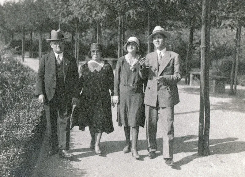 Das Bild zeigt Karl Siebeneichler im Jahr 1931 bei einem Spaziergang mit seiner Ehefrau und seinen beiden Kindern.