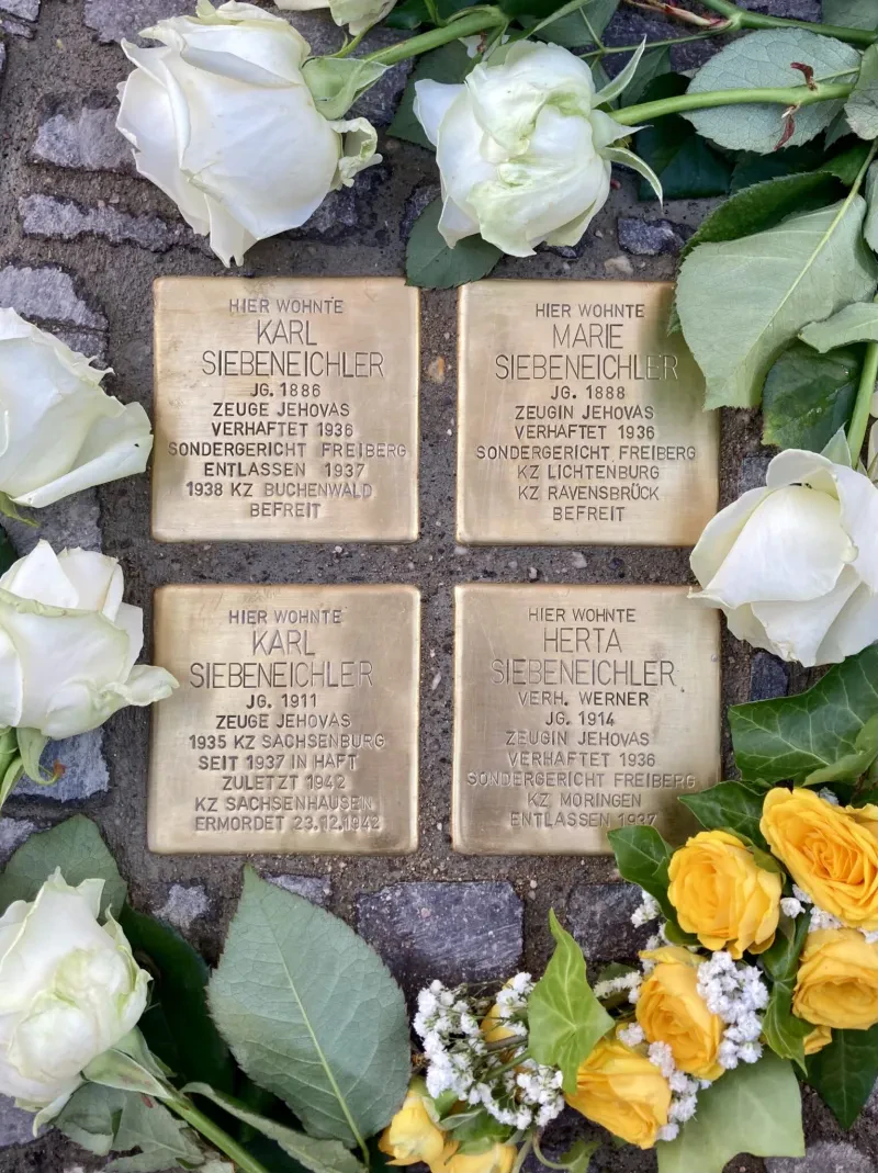 Vier Stolpersteine für die Familie Siebeneichler, die am 28. Juni 2023 vor dem früheren Wohnhaus der Familie verlegt wurden.