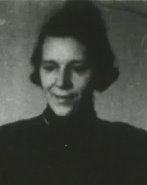 Eine Frau mit geschlossenem Kragen.