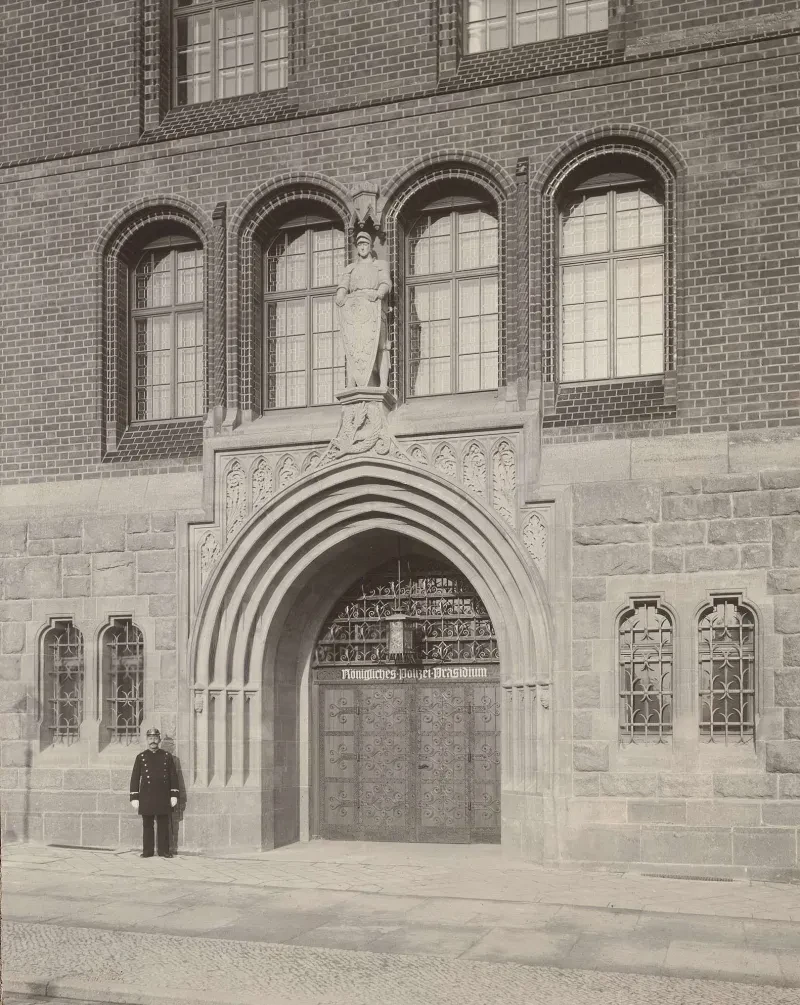 Eingang des Polizeipräsidiums in Stettin, vor 1917. Links vor dem Tor steht ein Polizist mit Pickelhaube.