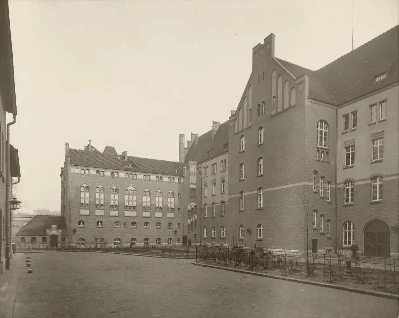 Das Polizeigebäude in Stettin, Ansicht von der Hofseite.