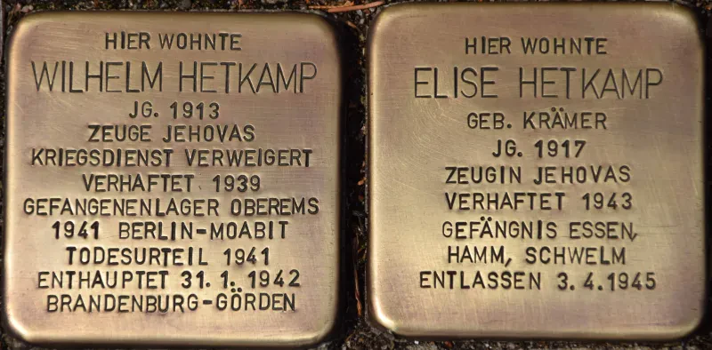 Stolpersteine für Elise und Wilhelm Hetkamp vor dem heutigen Haus Am Walde 3 b in Oberhausen, 2022.