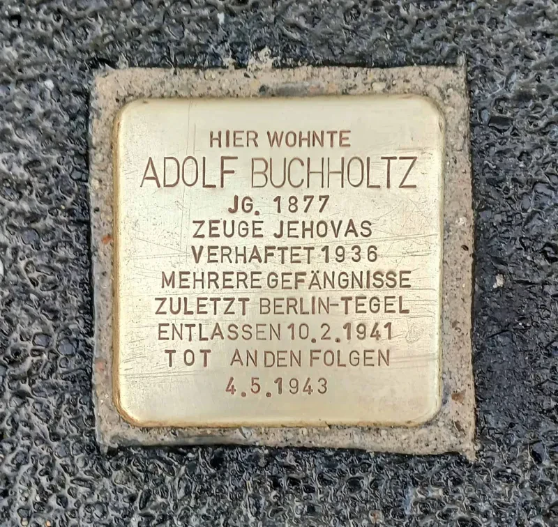 Aufnahme des Stolpersteins von Adolf Buchholtz mit Angaben zur Verhaftung und zu seinem Tod.