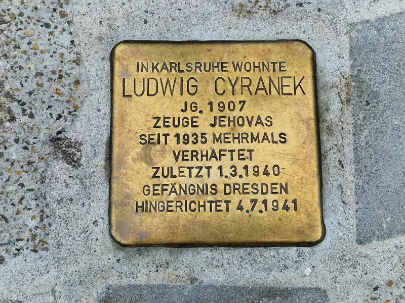 EIn Stolperstein mit der Inschrift "In Karlsruhe wohnte Ludwig Cyranek, Jahrgang 1907, Zeuge Jehovas, seit 1935 mehrmals verhaftet, zuletzt 1.3.1940, Gefängnis Dresden hingerichtet 4.7.1941".