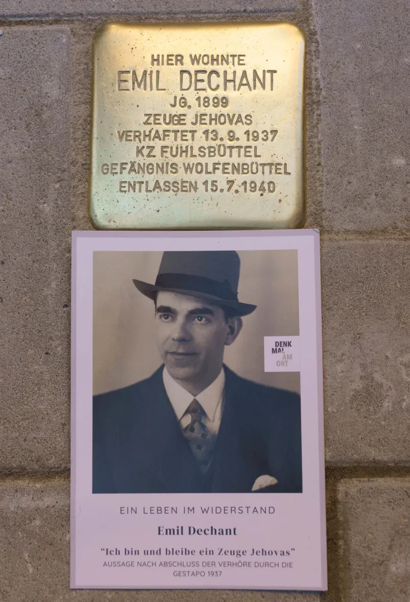 Ein Stolperstein sowie darunter ein Foto des NS-Opfers.