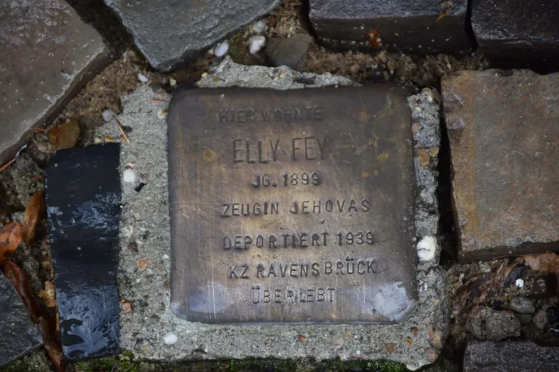 Stolperstein für Elly Scholz geb. Fey vor dem Haus Wilhelmstraße 85 in Köln, 2021 (Sammlung Guido Hassel, Fotograf: Guido Hassel).