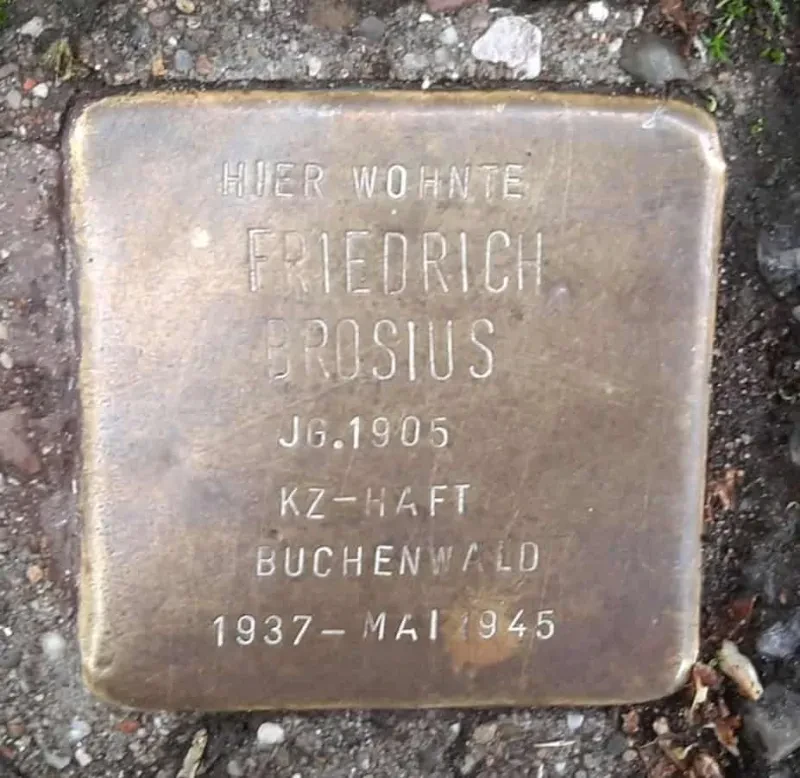 Der Stolperstein für Friedrich Brosius in Wermelskirchen vor dem Haus in der Wielstraße 16.