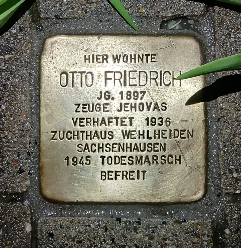 Ein Stolperstein mit der Inschrift "Hier wohnte Otto Friedrich Jg. 1897 Zeuge Jehovas Verhaftet 1936 Zuchthaus Wehlheiden Sachsenhausen 1945 Todesmarsch Befreit"